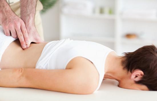 Боли в спине: от чего возникают, как их лечит остеопат