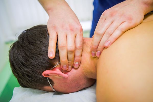 Лечебный массаж шейно-плечевой зоны для снятия мышечного напряжения и улучшения кровообращения.