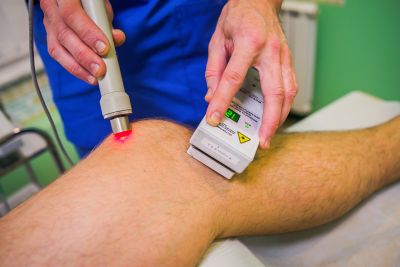 Лазерное лечение суставов отлично зарекомендовало себя как эффективное средство борьбы против отека, боли и воспаления