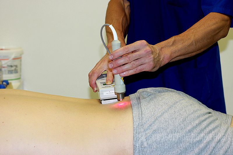 Лазером удаляют грыжу. УВТ физиотерапия тазобедренного сустава. Электрофорез с новокаином на коленный сустав. Лазеротерапия грыжи позвоночника. Лазерная физиотерапия тазобедренного сустава.